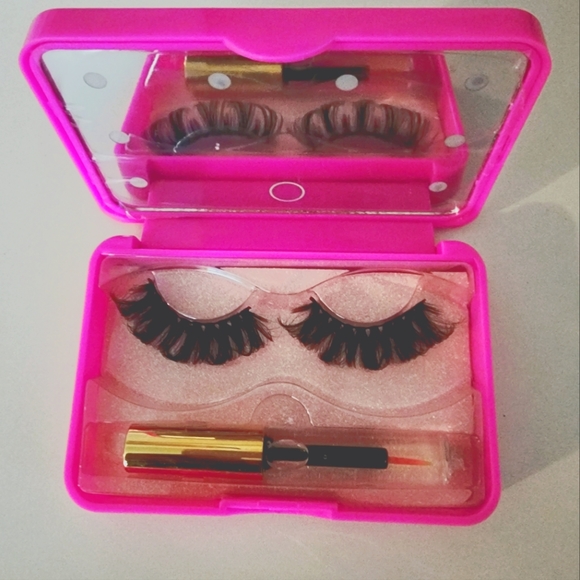 Luxury Dramatic 3D Lashes with LED Lights Case and Glue - Picture 8 of 9